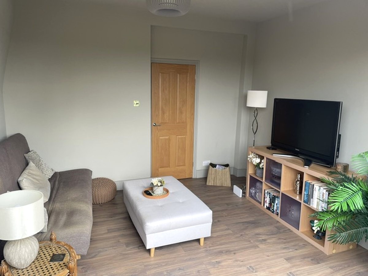 Delia's living room before redesign